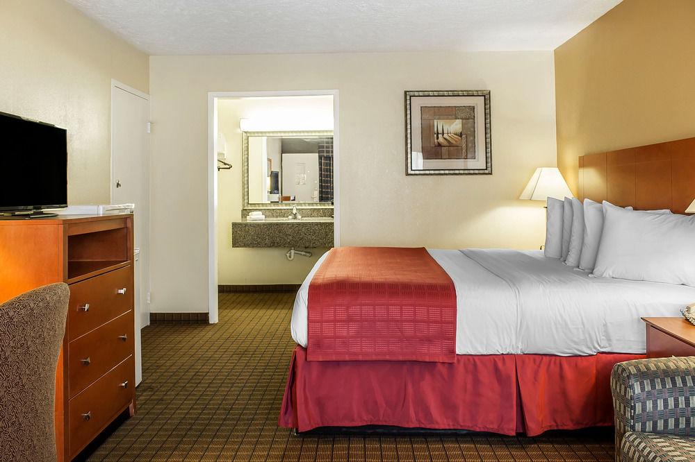 Wilkes-Barre Inn & Suites Exterior photo