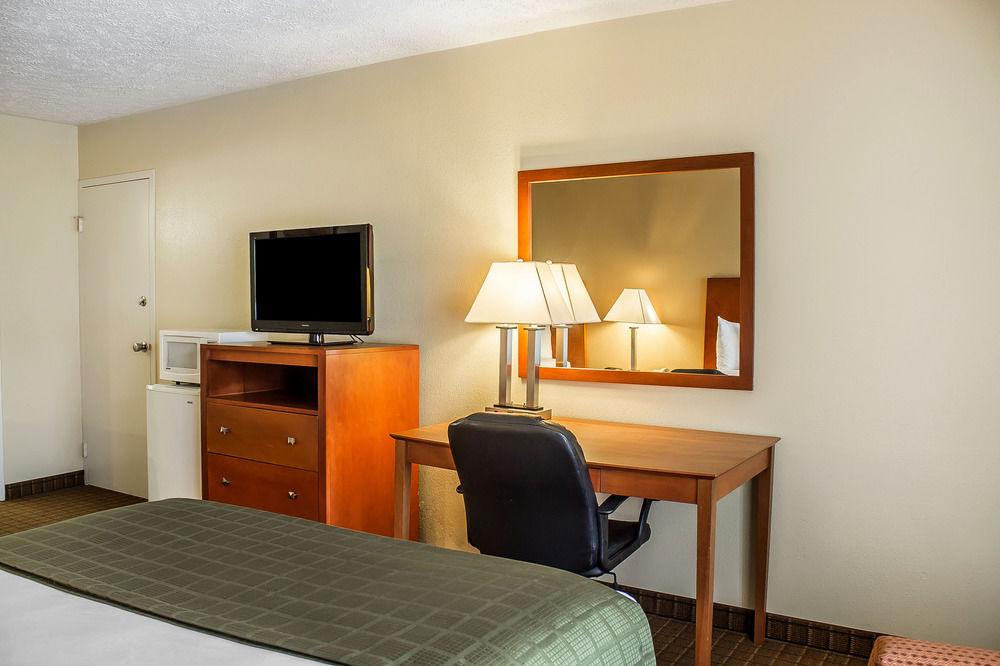 Wilkes-Barre Inn & Suites Exterior photo