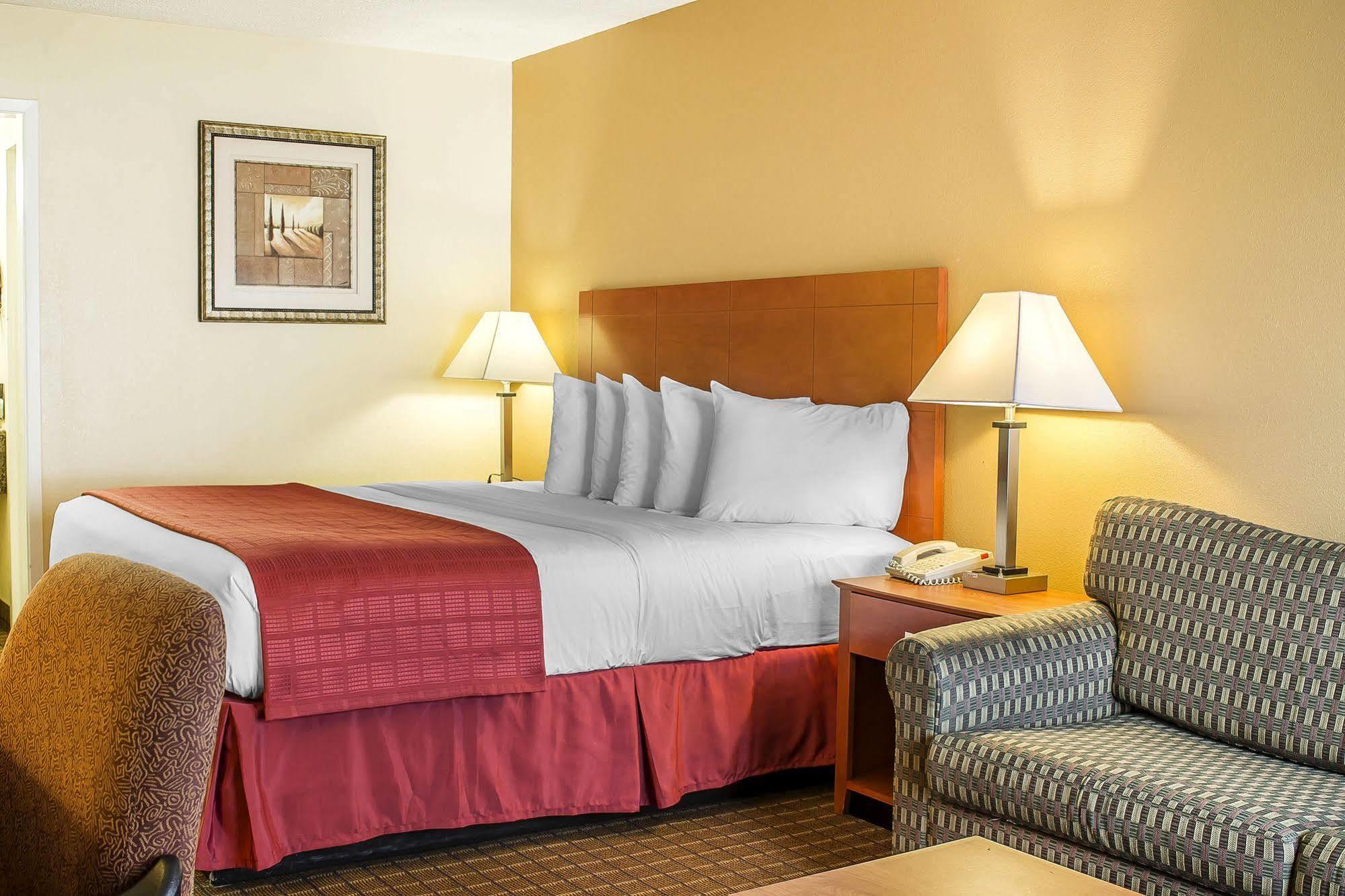 Wilkes-Barre Inn & Suites Exterior photo