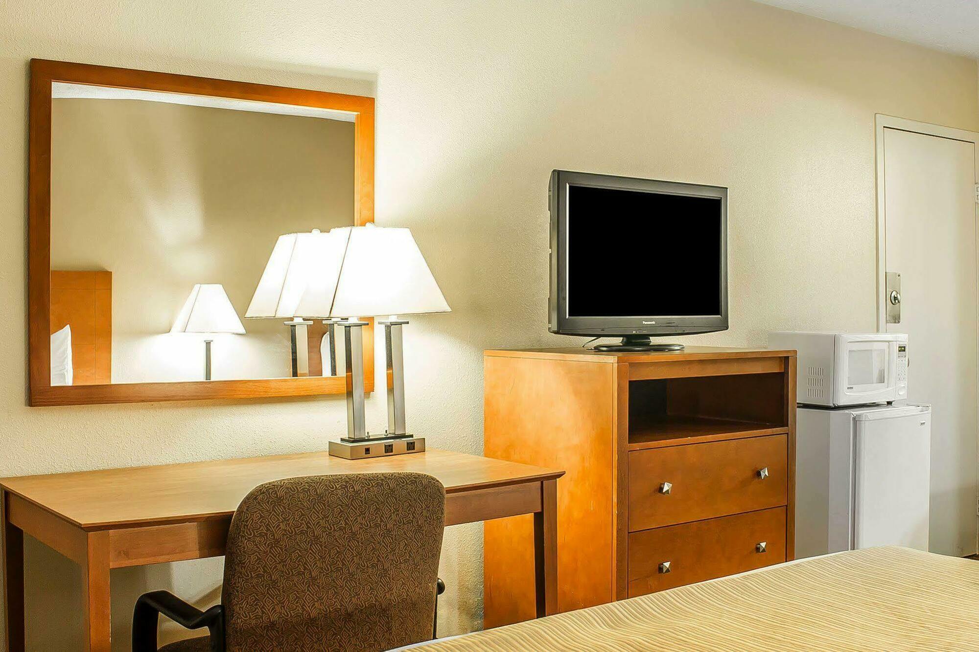 Wilkes-Barre Inn & Suites Exterior photo